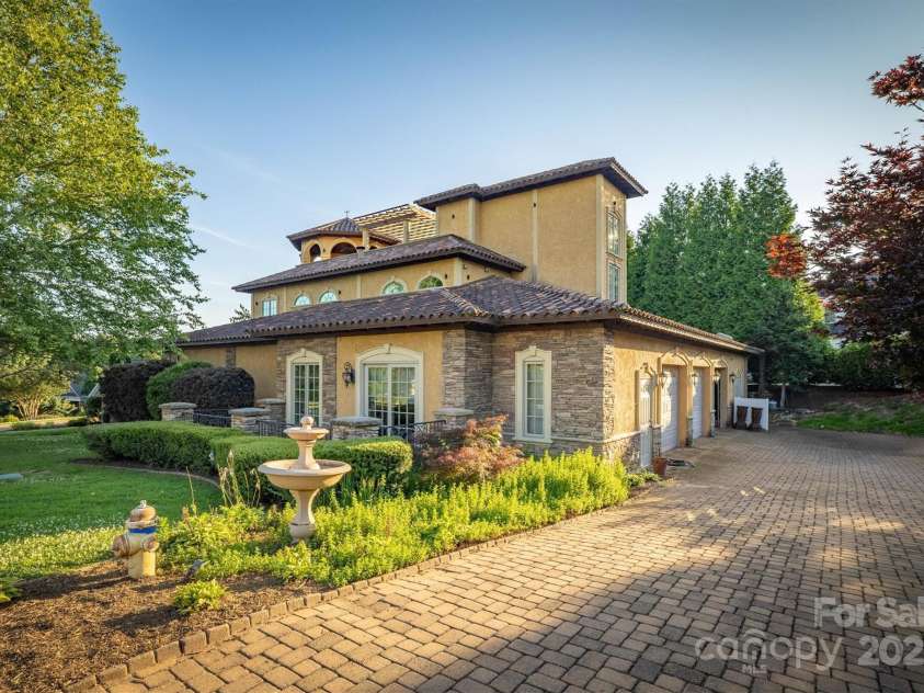 806 37th Avenue, Hickory, NC 28601.  MLS# CAR4275411, YatesRealty ID 33630. 