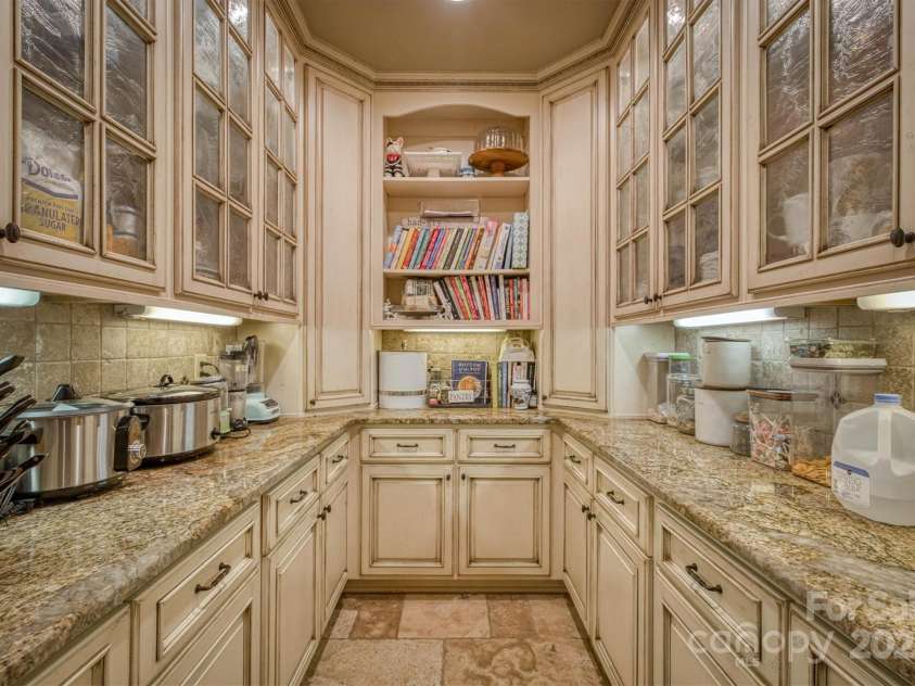 806 37th Avenue, Hickory, NC 28601.  MLS# CAR4275411, YatesRealty ID 33630. Butler's pantry 