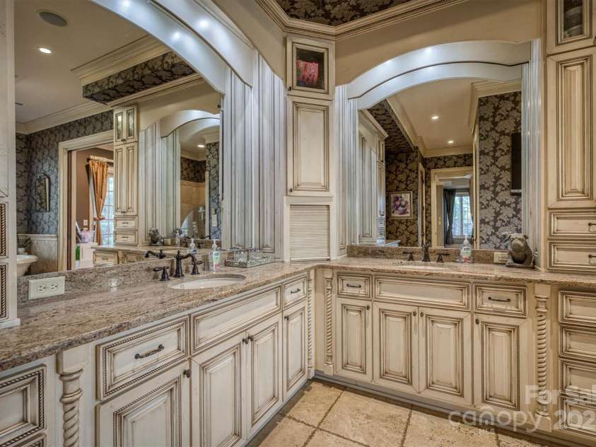 806 37th Avenue, Hickory, NC 28601.  MLS# CAR4275411, YatesRealty ID 33630. Primary Bathroom