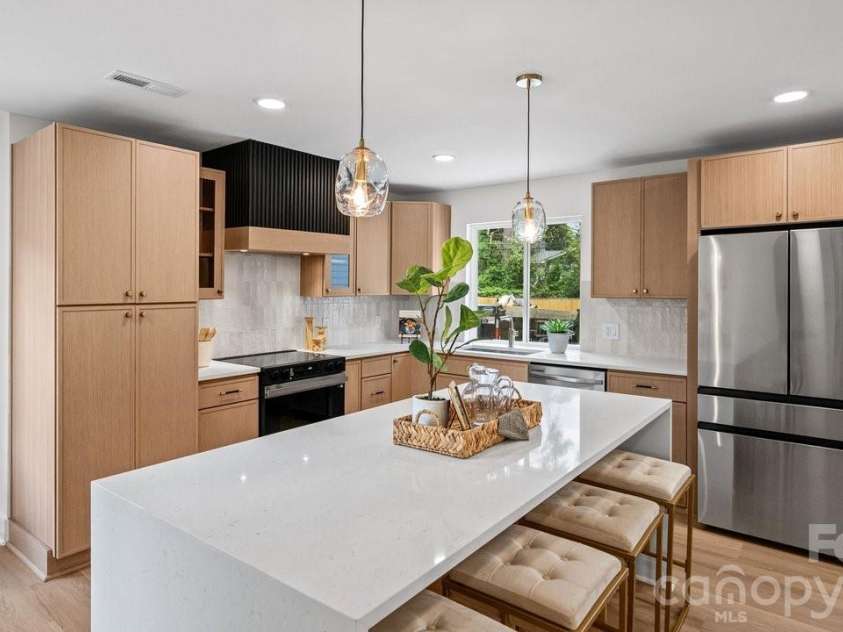 409 Scaleybark Road, Charlotte, NC 28209.  MLS# CAR4394547, YatesRealty ID 33634. 