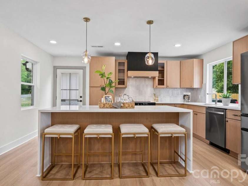 409 Scaleybark Road, Charlotte, NC 28209.  MLS# CAR4394547, YatesRealty ID 33634. 