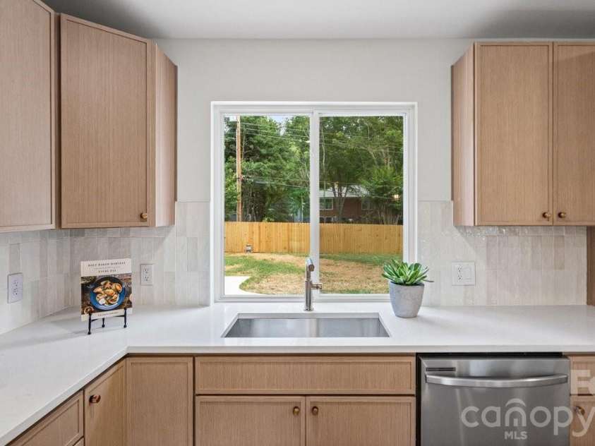 409 Scaleybark Road, Charlotte, NC 28209.  MLS# CAR4394547, YatesRealty ID 33634. 