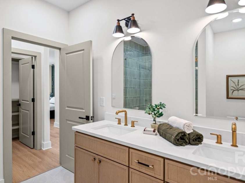 409 Scaleybark Road, Charlotte, NC 28209.  MLS# CAR4394547, YatesRealty ID 33634. 