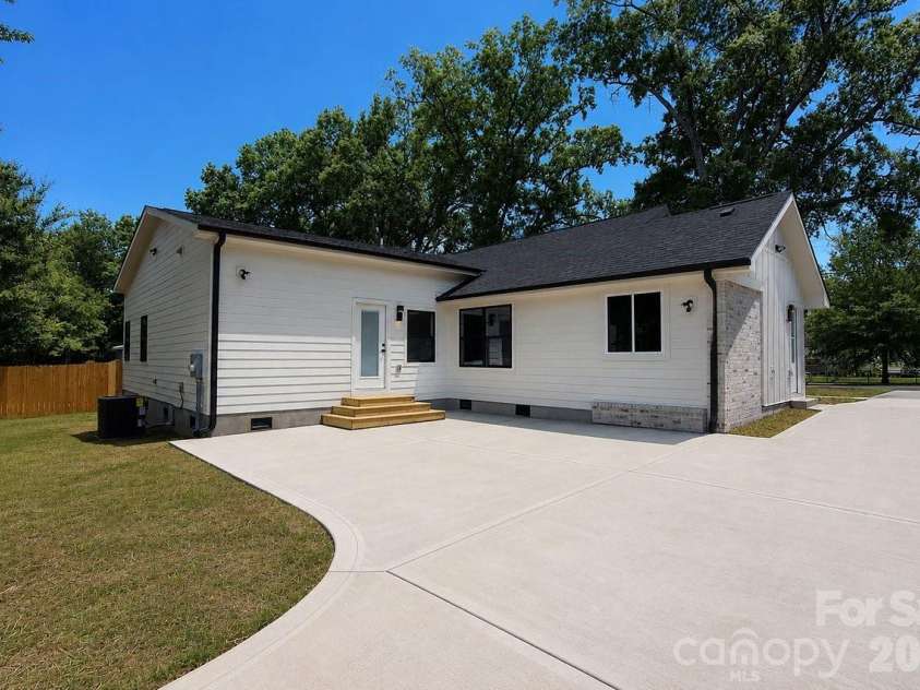 409 Scaleybark Road, Charlotte, NC 28209.  MLS# CAR4394547, YatesRealty ID 33634. 