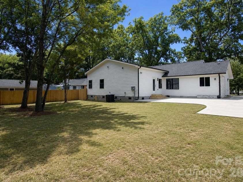 409 Scaleybark Road, Charlotte, NC 28209.  MLS# CAR4394547, YatesRealty ID 33634. 