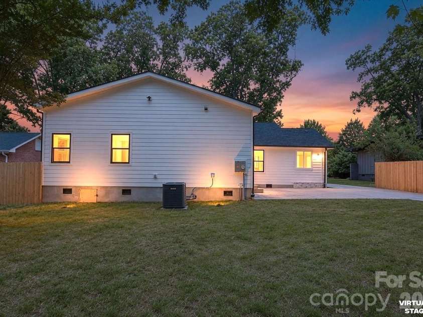 409 Scaleybark Road, Charlotte, NC 28209.  MLS# CAR4394547, YatesRealty ID 33634. 