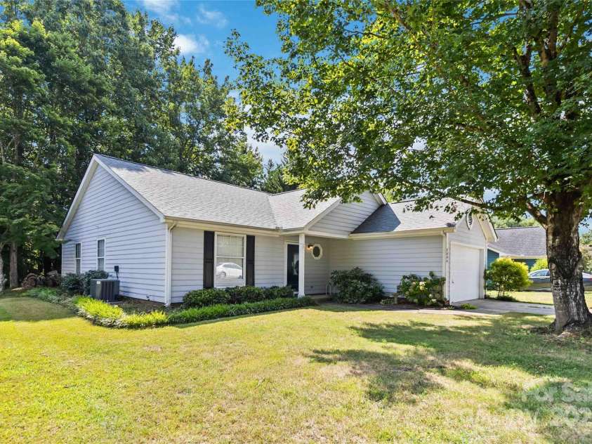 3004 Walsingham Court, Matthews, NC 28105.  MLS# CAR4273424, YatesRealty ID 33635. 