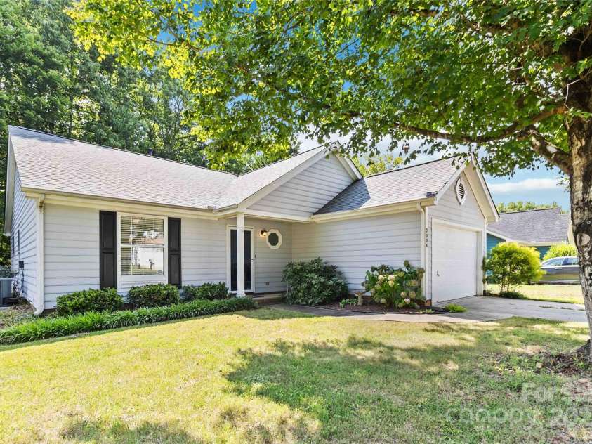 3004 Walsingham Court, Matthews, NC 28105.  MLS# CAR4273424, YatesRealty ID 33635. 