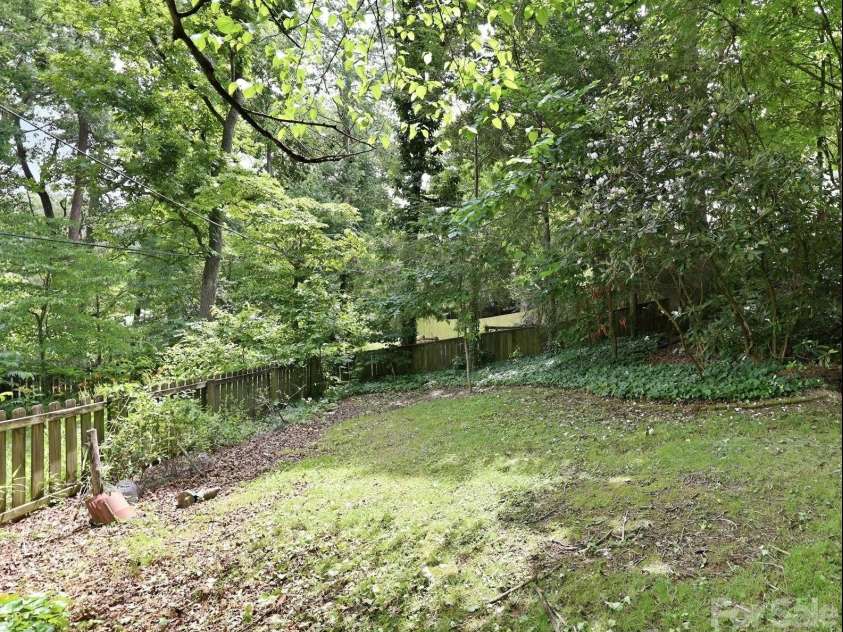 23 Warwick Place, Asheville, NC 28804.  MLS# CAR4394325, YatesRealty ID 33637. 
