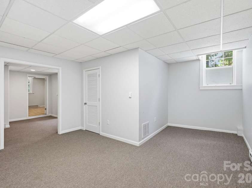23 Warwick Place, Asheville, NC 28804.  MLS# CAR4394325, YatesRealty ID 33637. Even this space has natural light.