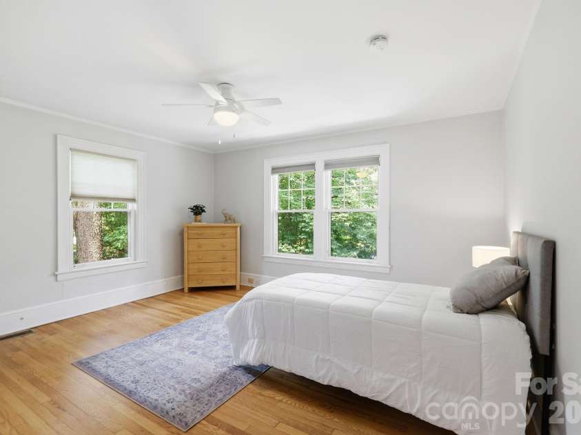 23 Warwick Place, Asheville, NC 28804.  MLS# CAR4394325, YatesRealty ID 33637. First main level bedroom