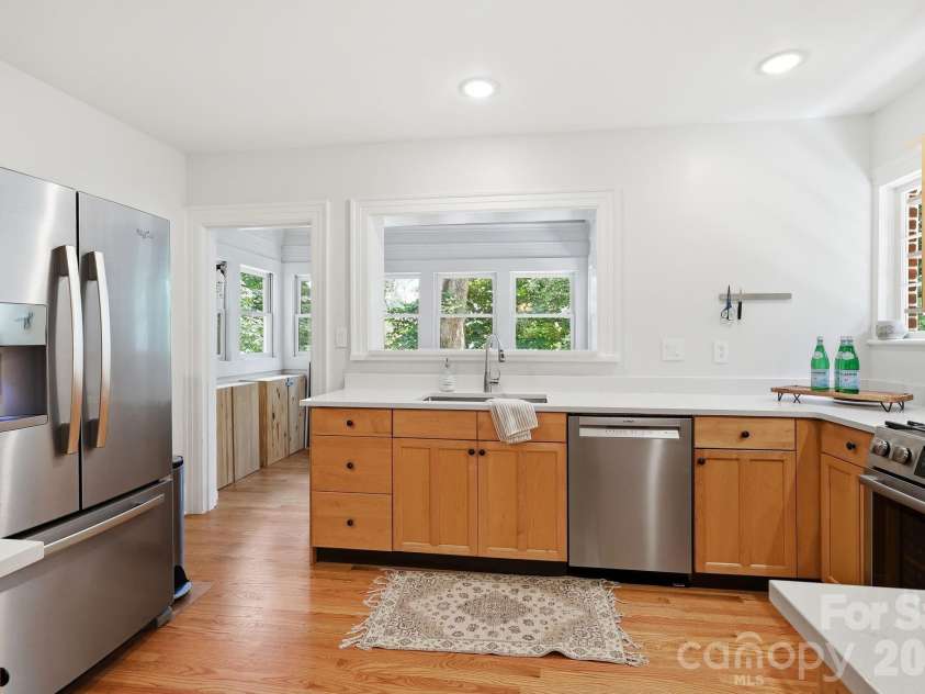 23 Warwick Place, Asheville, NC 28804.  MLS# CAR4394325, YatesRealty ID 33637. Nice modern kitchen.