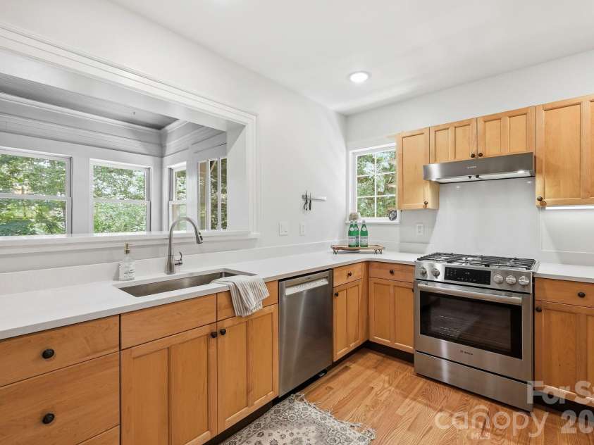 23 Warwick Place, Asheville, NC 28804.  MLS# CAR4394325, YatesRealty ID 33637. Stainless appliance package