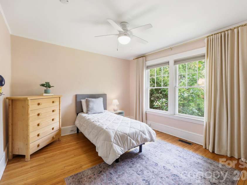 23 Warwick Place, Asheville, NC 28804.  MLS# CAR4394325, YatesRealty ID 33637. The second main level bedroom