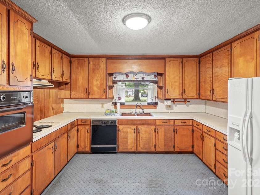 425 Old US 70 Highway, Salisbury, NC 28147.  MLS# CAR4288589, YatesRealty ID 33637. Kitchen