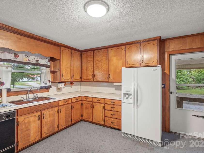 425 Old US 70 Highway, Salisbury, NC 28147.  MLS# CAR4288589, YatesRealty ID 33637. Kitchen View 2