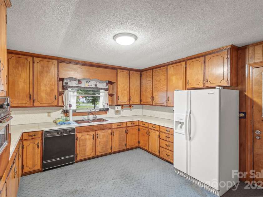 425 Old US 70 Highway, Salisbury, NC 28147.  MLS# CAR4288589, YatesRealty ID 33637. Kitchen View 3