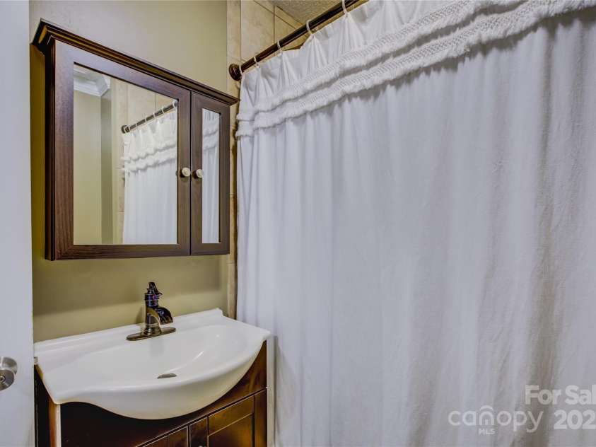 2111 Hodgin Street, Gastonia, NC 28056.  MLS# CAR4289182, YatesRealty ID 33638. Full bath with tub/shower
