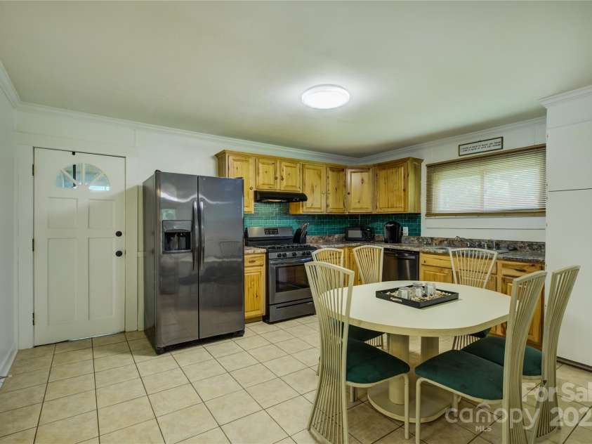 2111 Hodgin Street, Gastonia, NC 28056.  MLS# CAR4289182, YatesRealty ID 33638. Open eat-in kitchen with tons of cabinet space