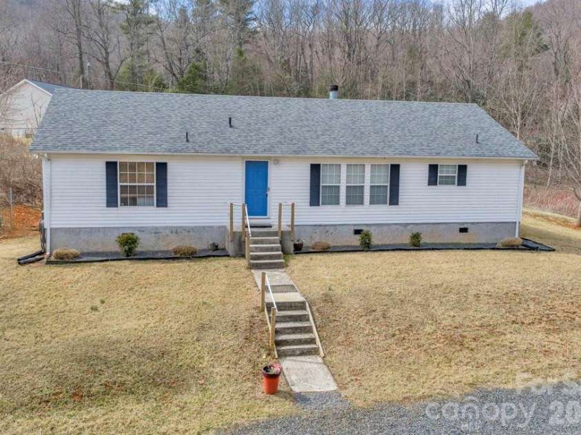 401 Lynn Gap Road, Spruce Pine, NC 28777.  MLS# CAR4354134, YatesRealty ID 3364. 