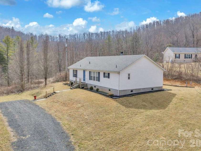 401 Lynn Gap Road, Spruce Pine, NC 28777.  MLS# CAR4354134, YatesRealty ID 3364. 
