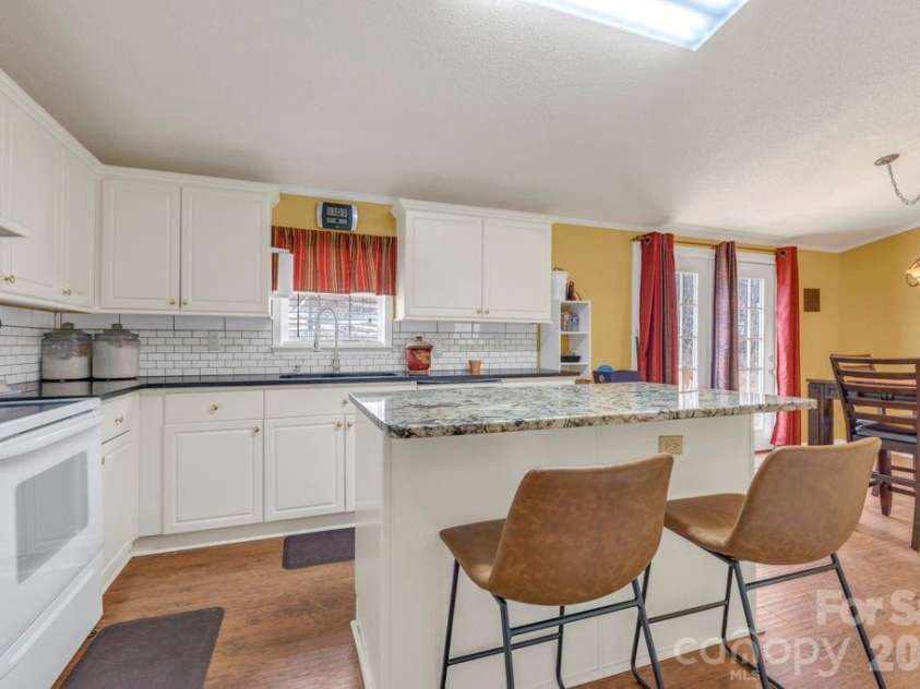 401 Lynn Gap Road, Spruce Pine, NC 28777.  MLS# CAR4354134, YatesRealty ID 3364. 