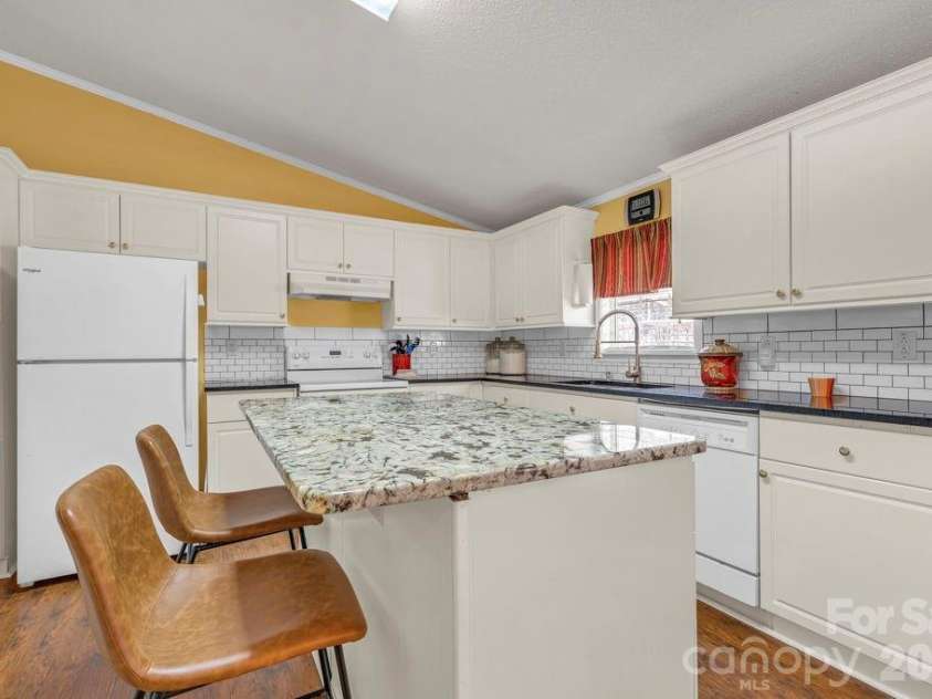 401 Lynn Gap Road, Spruce Pine, NC 28777.  MLS# CAR4354134, YatesRealty ID 3364. 