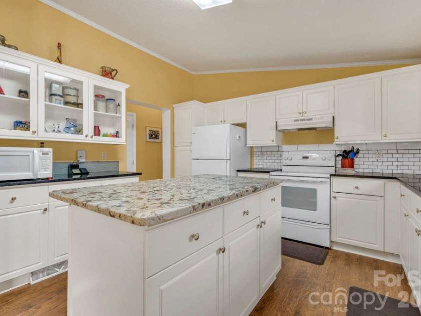 401 Lynn Gap Road, Spruce Pine, NC 28777.  MLS# CAR4354134, YatesRealty ID 3364. 