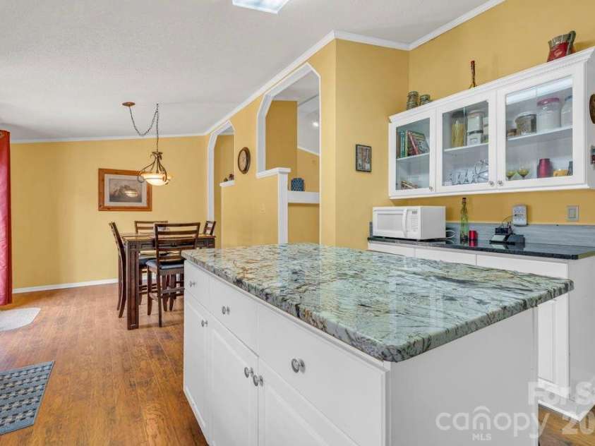 401 Lynn Gap Road, Spruce Pine, NC 28777.  MLS# CAR4354134, YatesRealty ID 3364. 
