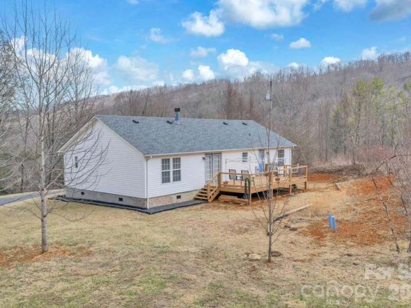 401 Lynn Gap Road, Spruce Pine, NC 28777.  MLS# CAR4354134, YatesRealty ID 3364. 