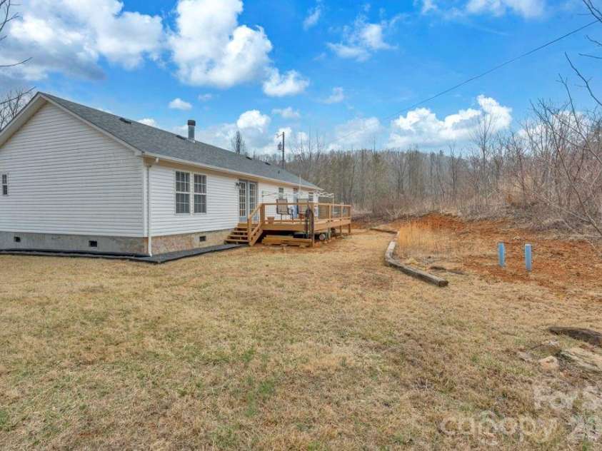 401 Lynn Gap Road, Spruce Pine, NC 28777.  MLS# CAR4354134, YatesRealty ID 3364. 