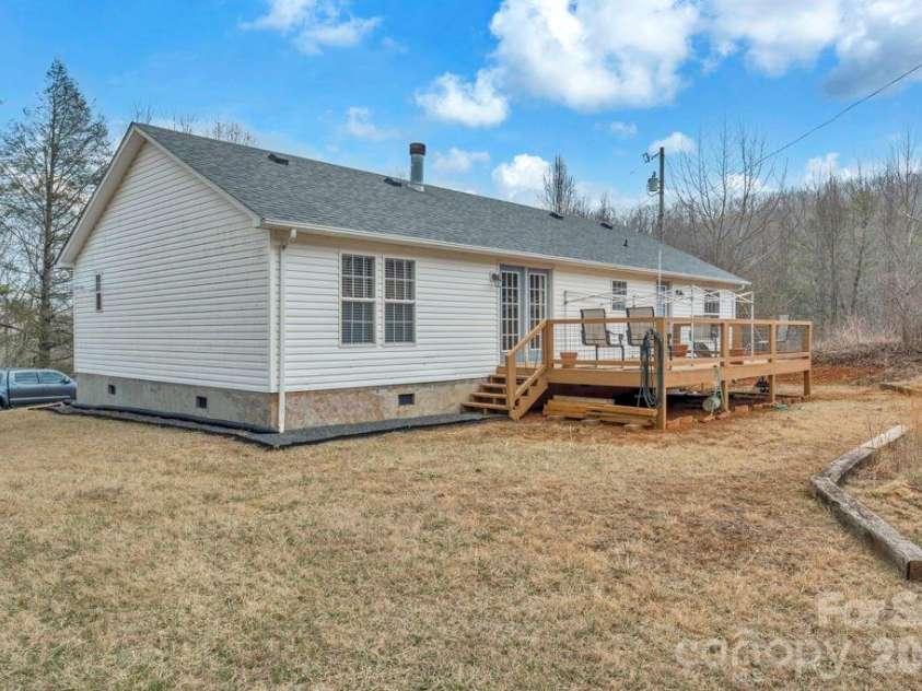 401 Lynn Gap Road, Spruce Pine, NC 28777.  MLS# CAR4354134, YatesRealty ID 3364. 