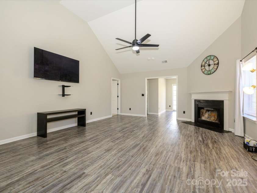 7220 Hidden Creek Drive, Charlotte, NC 28214.  MLS# CAR4225936, YatesRealty ID 3364. Great room features vaulted ceiling, ceiling fan, gas fireplace