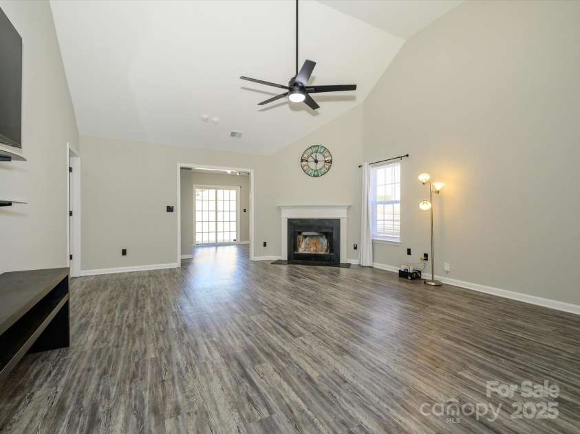 7220 Hidden Creek Drive, Charlotte, NC 28214.  MLS# CAR4225936, YatesRealty ID 3364. Great room with low maintenance vinyl flooring