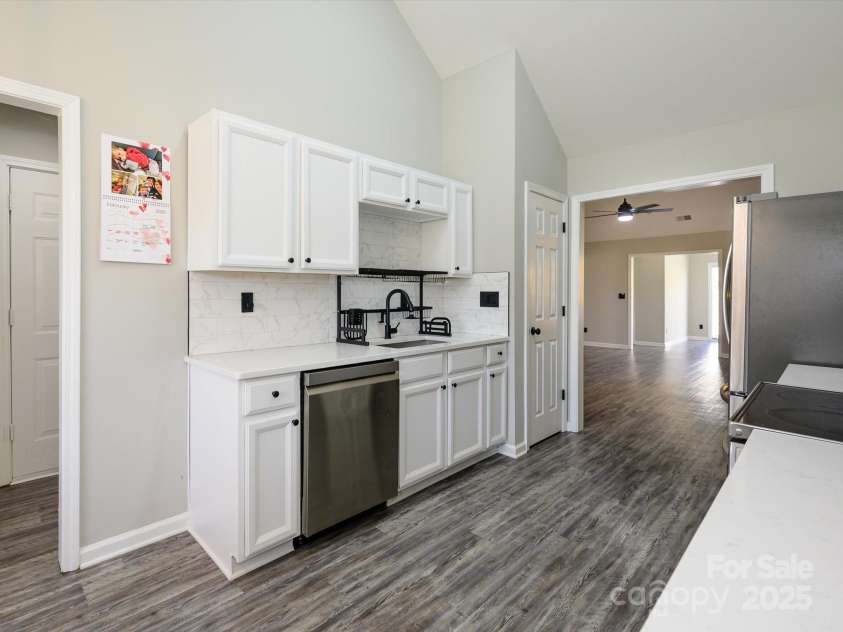 7220 Hidden Creek Drive, Charlotte, NC 28214.  MLS# CAR4225936, YatesRealty ID 3364. Kitchen