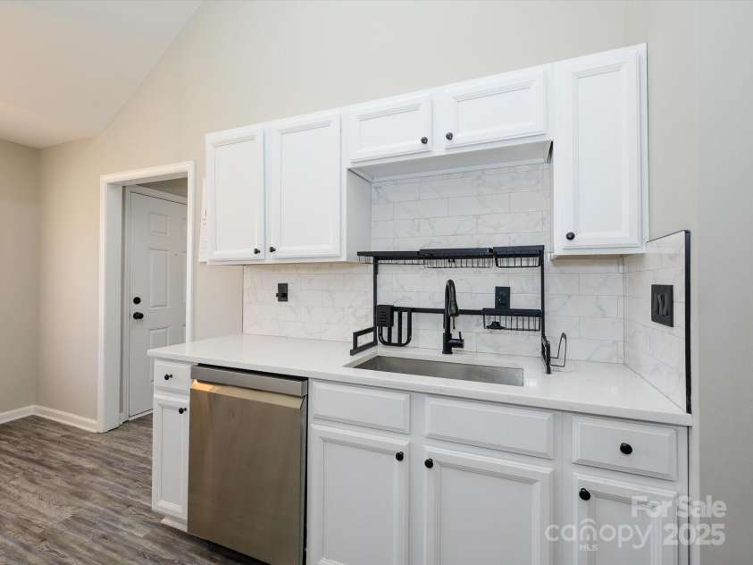 7220 Hidden Creek Drive, Charlotte, NC 28214.  MLS# CAR4225936, YatesRealty ID 3364. Kitchen has large bowl sink