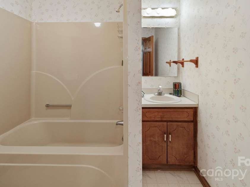 2150 Kingsburry Road, York, SC 29745.  MLS# CAR4291228, YatesRealty ID 33640. 