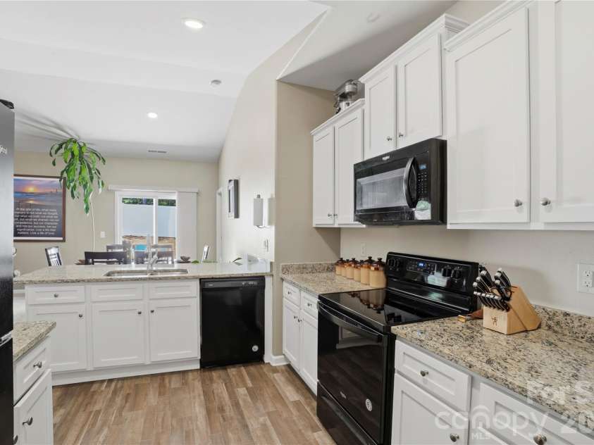 5221 Upton Place, Charlotte, NC 28215.  MLS# CAR4397342, YatesRealty ID 33641. 