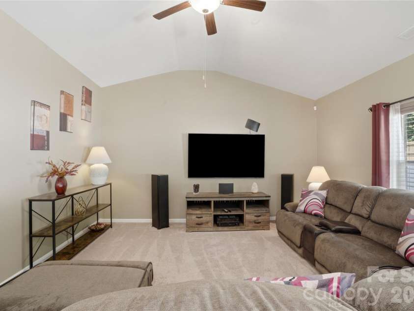 5221 Upton Place, Charlotte, NC 28215.  MLS# CAR4397342, YatesRealty ID 33641. 