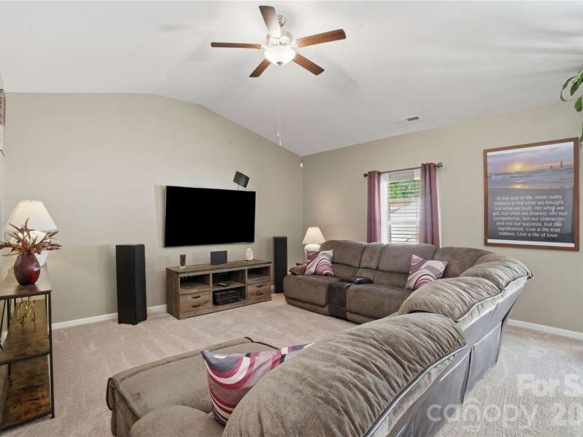 5221 Upton Place, Charlotte, NC 28215.  MLS# CAR4397342, YatesRealty ID 33641. 