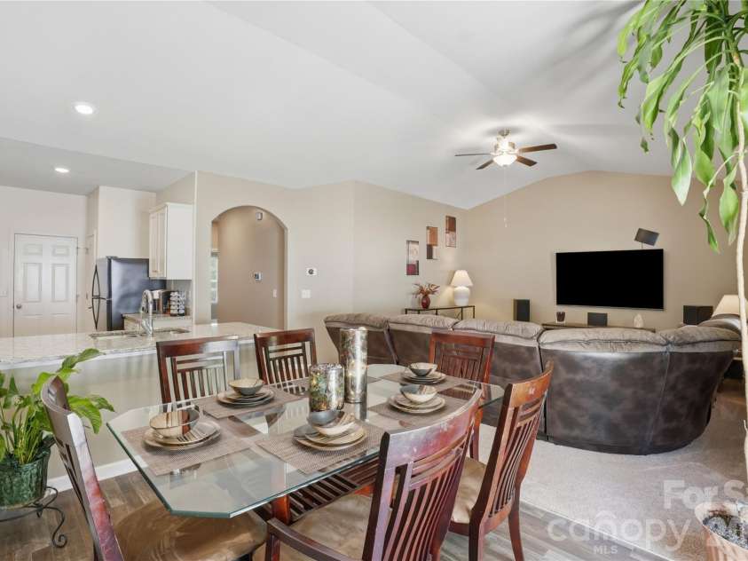 5221 Upton Place, Charlotte, NC 28215.  MLS# CAR4397342, YatesRealty ID 33641. 