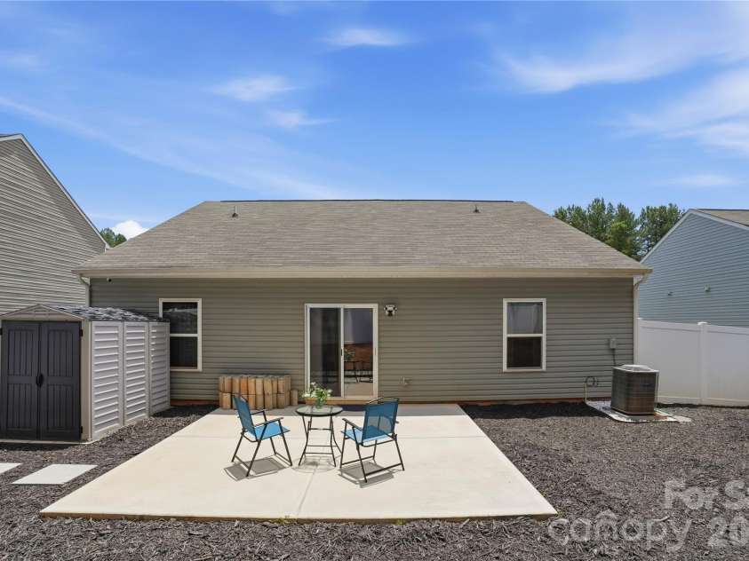 5221 Upton Place, Charlotte, NC 28215.  MLS# CAR4397342, YatesRealty ID 33641. 