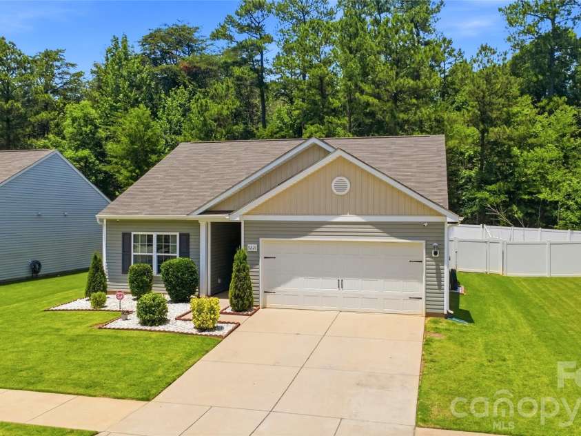 5221 Upton Place, Charlotte, NC 28215.  MLS# CAR4397342, YatesRealty ID 33641. 