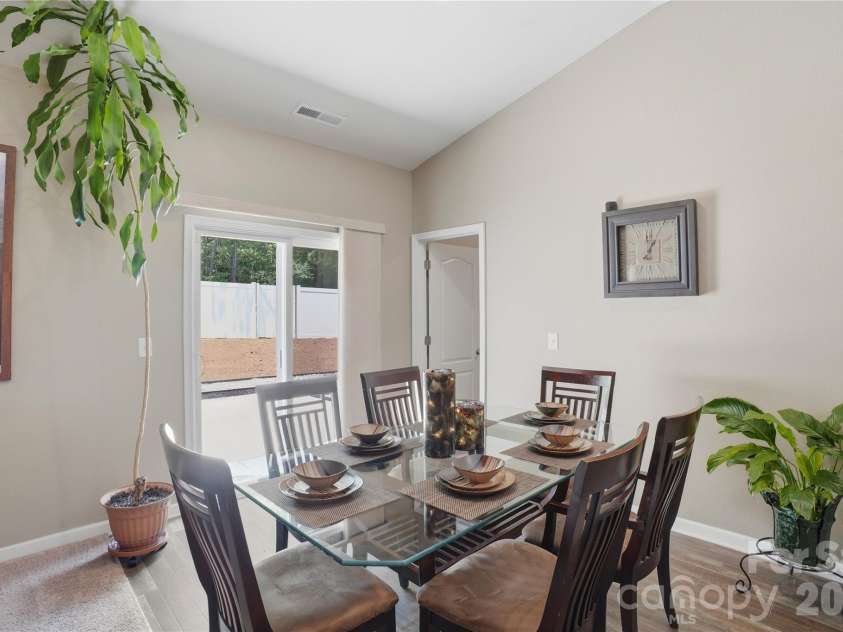 5221 Upton Place, Charlotte, NC 28215.  MLS# CAR4397342, YatesRealty ID 33641. Dining Area