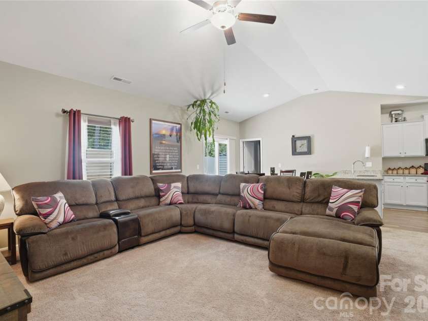 5221 Upton Place, Charlotte, NC 28215.  MLS# CAR4397342, YatesRealty ID 33641. Family Room - Spacious, Vaulted Ceilings, Ceiling Fan