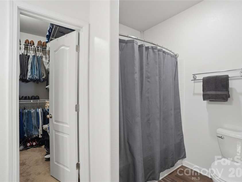 5221 Upton Place, Charlotte, NC 28215.  MLS# CAR4397342, YatesRealty ID 33641. Primary Ensuite