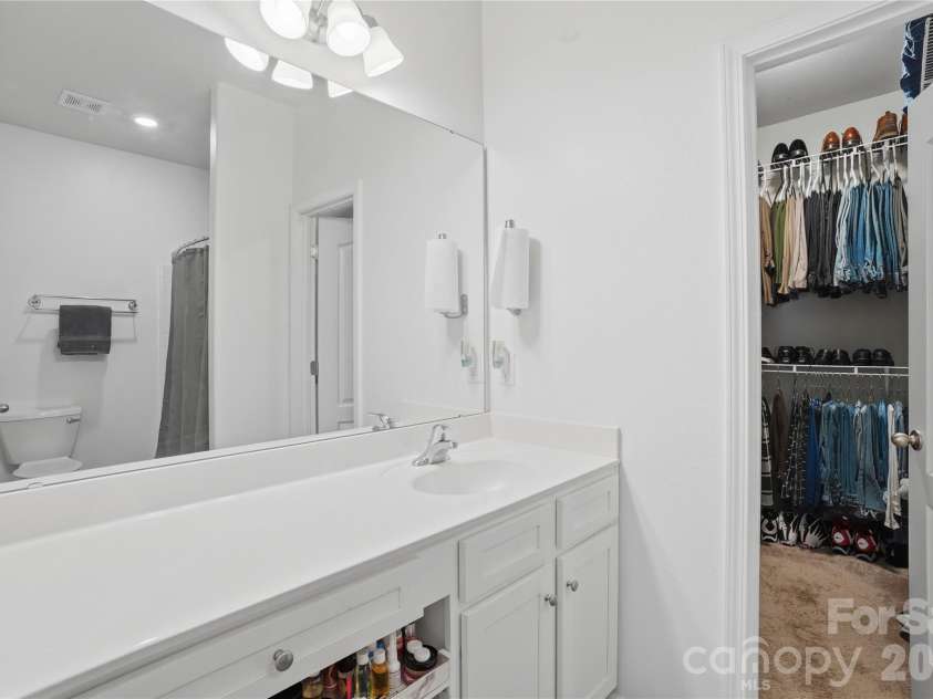 5221 Upton Place, Charlotte, NC 28215.  MLS# CAR4397342, YatesRealty ID 33641. Primary Ensuite & Walk-in Closet