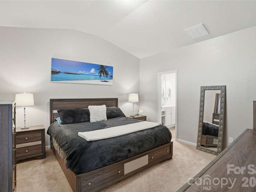 5221 Upton Place, Charlotte, NC 28215.  MLS# CAR4397342, YatesRealty ID 33641. Spacious Primary Bedroom with vaulted ceilings