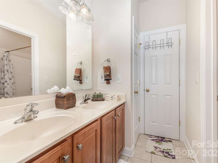 952 Hickory Stick Drive, Fort Mill, SC 29715.  MLS# CAR4288390, YatesRealty ID 33641. 
