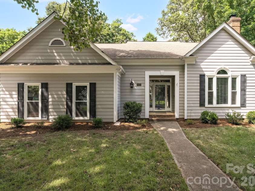 6632 Elmstone Drive, Charlotte, NC 28277.  MLS# CAR4397020, YatesRealty ID 33642. 